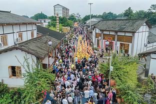 乔治：莱昂纳德和哈登会吸引很多防守 这让我打得更自在